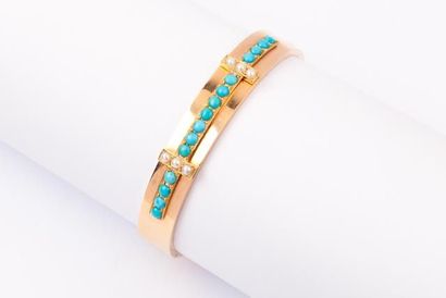 null Bracelet «jonc» en or jaune serti de turquoises et perles. P. 14,8 g.