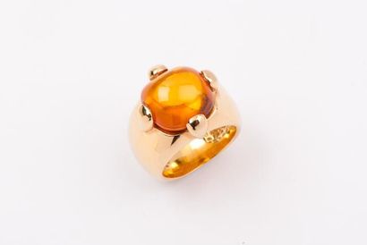 null Bague en or jaune ornée d’une citrine cabochon. P. 14 g.