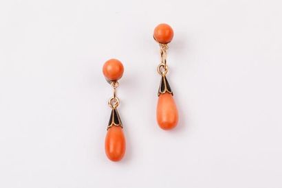 null Paire de boucles d’oreilles en or jaune émaillé ornées de corail. P. 3,4 g.