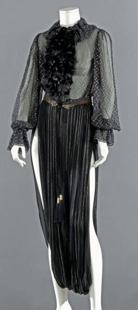 Yves SAINT LAURENT haute couture, circa 1977/1978 Magnifique ensemble composé d'une...
