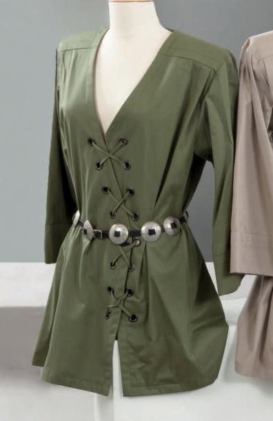 Yves SAINT LAURENT rive gauche, circa 1989 Mini robe en gabardine de coton kaki,...