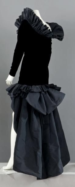 Saint LAURENT rive gauche, circa 1985/1987 Robe du soir en velours noir faisant mini...