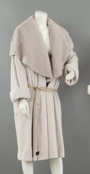Gianfranco FERRE, circa 1990 Ample manteau en teddy beige, important col châle amovible...