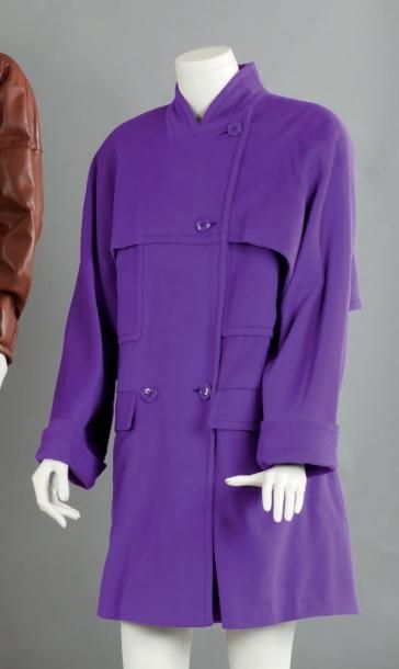 Gianfranco FERRE, circa 1990 7/8Ème en cachemire et laine violet, encolure châle...