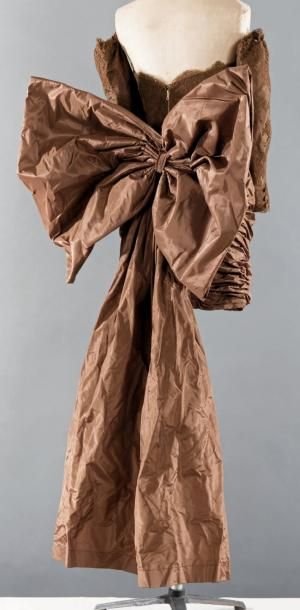 Isabelle ALLARD, circa 1985/1989 Robe de cocktail de forme bustier en dentelle marron,...