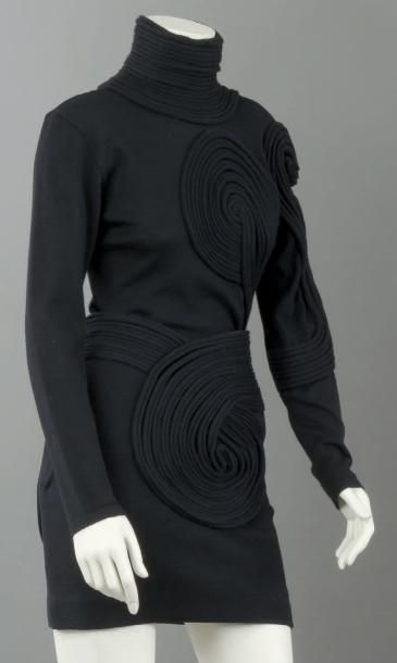 Gianfranco FERRE, circa 1990 Ensemble en jersey de laine noire, composé d'un pull...