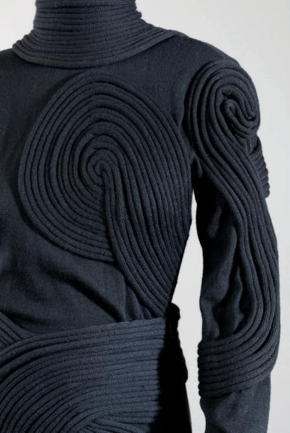Gianfranco FERRE, circa 1990 Ensemble en jersey de laine noire, composé d'un pull...