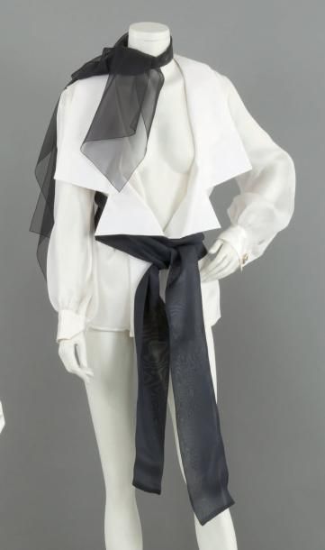 Gianfranco FERRE, circa 1990 Blouse en gazar blanc agrémentée d'une écharpe et d'une...