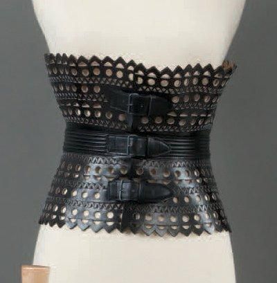 ALAIA, circa 1990 Ceinture corset dite "Diabolo" en cuir découpé noir. Tour de taille...