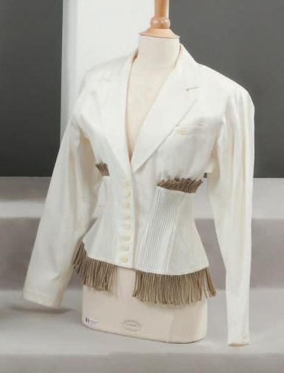 ALAIA, circa 1990 Veste cintrée en coton blanc, col cranté, poche poitrine boutonnée,...