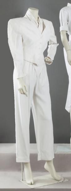 Thierry MUGLER, circa 1989/1990 Ensemble pantalon en gabardine de laine blanc composé...