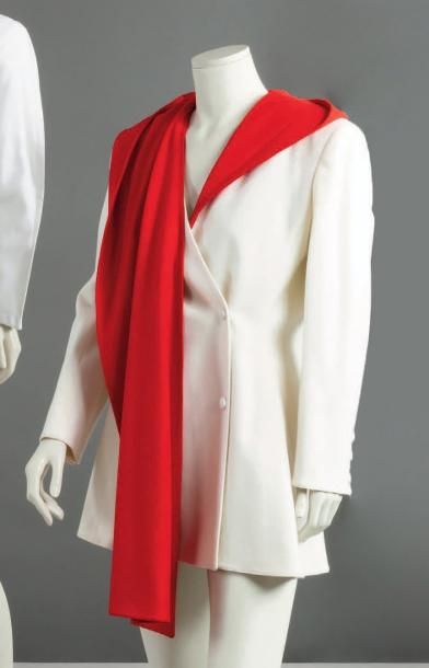 MONTANA, circa 1987/1989 Veste en drap blanc à encolure en V soulignée d'une écharpe...