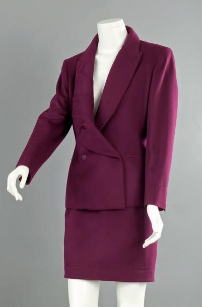 MONTANA, circa 1989/1990 Tailleur en lainage bordeaux composé d'une veste à col châle...