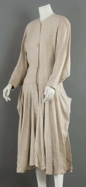 Anne-Marie BERETTA, circa 1980 Robe en toile de lin chiné à dominante beige, encolure...