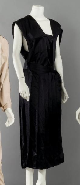 COMME des GARÇONS, circa 1980 Robe sac longue d'inspiration 1915 en satin polyester,...