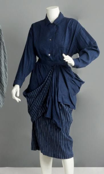 Yssey MIYAKE, circa 1979/1980 Ensemble fait dans un tissu de kimono japonais bleu...