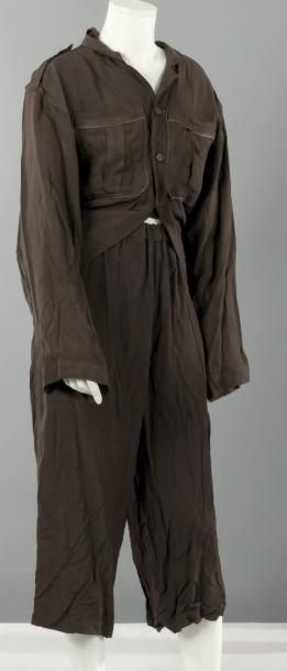 Yohji YAMAMOTO, circa 1985/1989 Ensemble en fibranne froissée marron-kaki, comprenant...