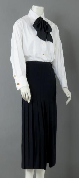 CHANEL, circa 1985/1987 Ensemble composé d'une chemise en coton blanc à poignets...