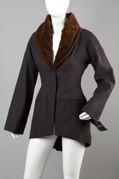 Roméo GIGLI, circa 1988 Veste en lainage à rayures gris à motif chevrons, col châle...
