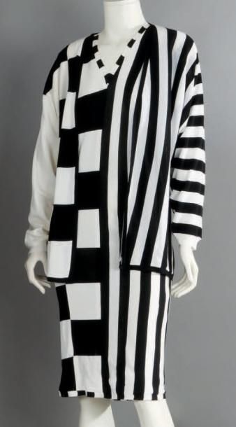 Yamamoto KANSAÏ, circa 1890 Ensemble composé d'une robe en jersey rayonne noir, blanc...