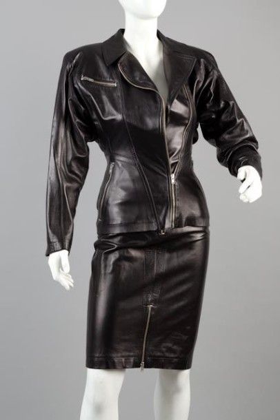 ALAIA, circa 1990 Ensemble en cuir noir composé d'une veste longue d'inspiration...
