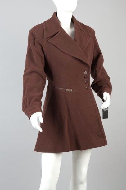 ALAÏA, circa 1987/1990 Manteau en lainage marron col cranté double boutonnage, jupe...
