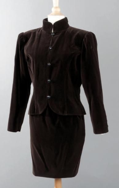 SAINT LAURENT rive gauche, circa 1976/1978 Ensemble en velours marron, composé d'une...