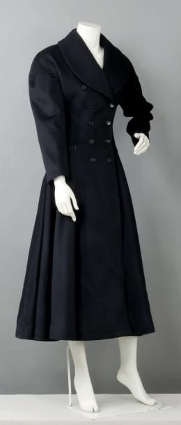 ALAÏA, circa 1989/1990 Manteau long de forme redingote col châle, double boutonnage,...