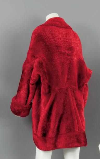 ALAIA, circa 1990 Ample veste en acrylique mousseuse rouge, col châle, parementures...