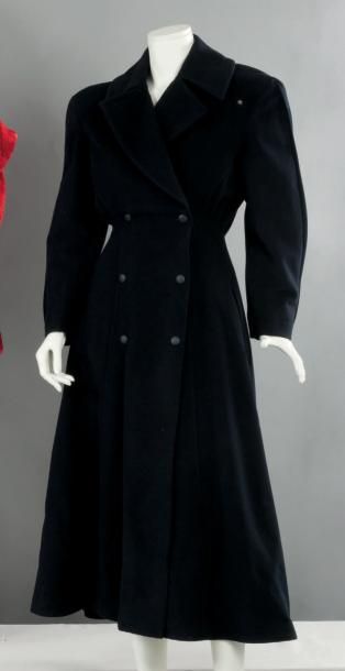 Thierry MUGLER, circa 1980 Manteau long en laine et cachemire noir, col cranté dont...