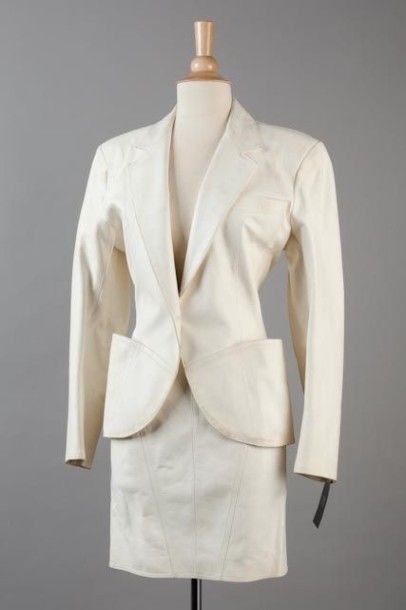 ALAÏA, CIRCA 1980 Tailleur en cuir agneau blanc, composé d'une veste à col cranté,...
