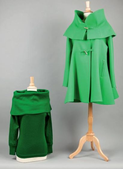 MONTANA, Automne- Hiver 1988 Manteau en drap vert pomme, important col cheminé évasé,...