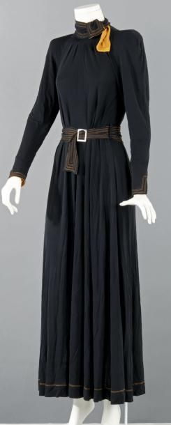 Jean MUIR, circa 1972 Robe longue en jersey polyester noir, encolure cravate doublée...