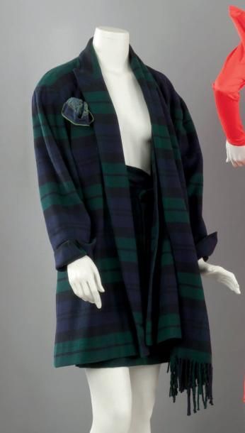 MONTANA, circa 1990 Manteau en lainage écossais vert et marine, col partiellement...