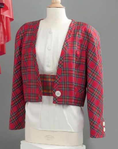 VALENTINO Boutique, circa 1980 Ensemble composé d'une blouse en soie écrue à encolure...