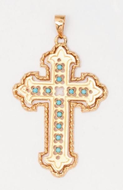 null Pendentif «croix» en or jaune ajouré orné de turquoises. P: 5,5 g.