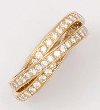 null Alliance trois anneaux en or jaune entièrement sertis de diamants taillés en...