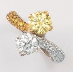 null Bague «Toi et Moi» en or jaune et or gris ornée de deux diamants bordés de diamants...