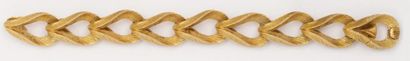 HERMES Bracelet en or jaune guilloché. Signé Hermès. P: 92,3g.