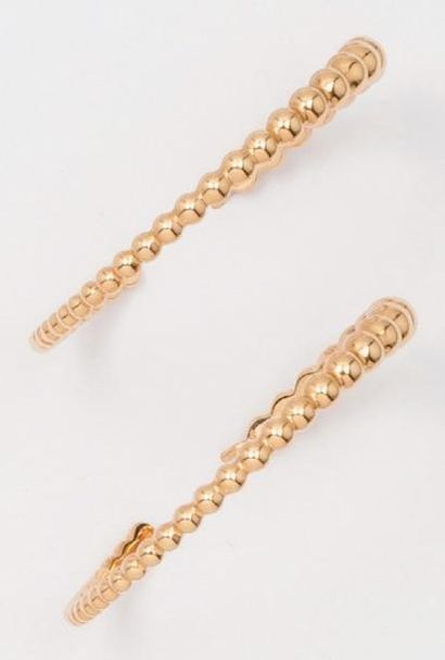 VAN CLEEF & ARPELS Paire d'anneaux d'oreilles en or jaune à décor de demie-sphères....
