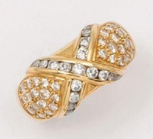 null Bague «croisillon» en or jaune ornée de diamants taillés en brillant. P: 9,...