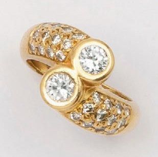 null Bague «Toi et Moi» en or jaune ornée de deux diamants taillés en brillant bordés...