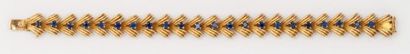 BOUCHERON Bracelet articulé en or jaune orné de saphirs. Signé Boucheron. P: 33g...