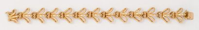 BOUCHERON Bracelet articulé en or jaune orné de maillons simulant des abeilles. Signé...