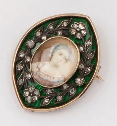 null Broche en or jaune et argent émaillé vert ornée d'une miniature sur ivoire dans...