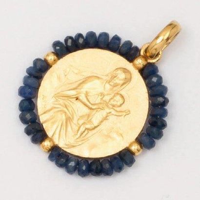 null Médaille «Vierge à l'enfant et le Christ» en or jaune dans un entourage de saphirs....