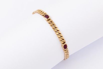 null Bracelet articulé en or jaune orné de cinq rubis ovales. P: 21,2 g.