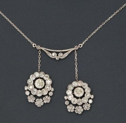 null Collier «Négligé» en or gris orné de deux motifs à décor floral sertis de diamants,...