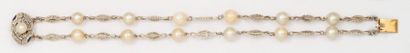 null Bracelet double rangs en or gris 9k orné de perles de culture, le fermoir en...