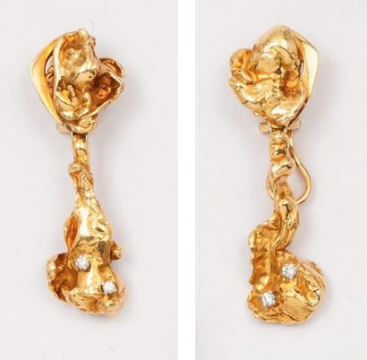 GEORG JENSEN Paire de pendants d?oreilles en or jaune ornés chacun de deux diamants...